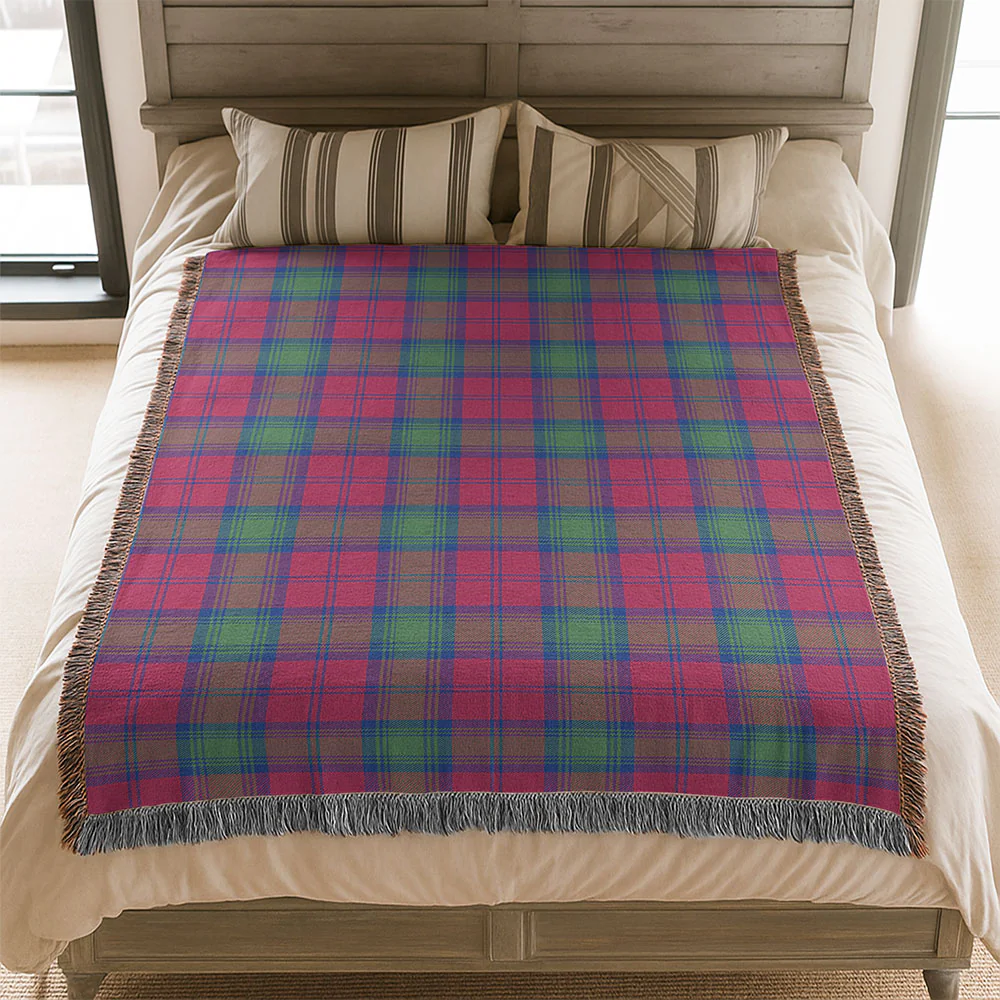 Scottish Lindsay Ancient Clan Badge Tartan Woven Blanket - Image 3